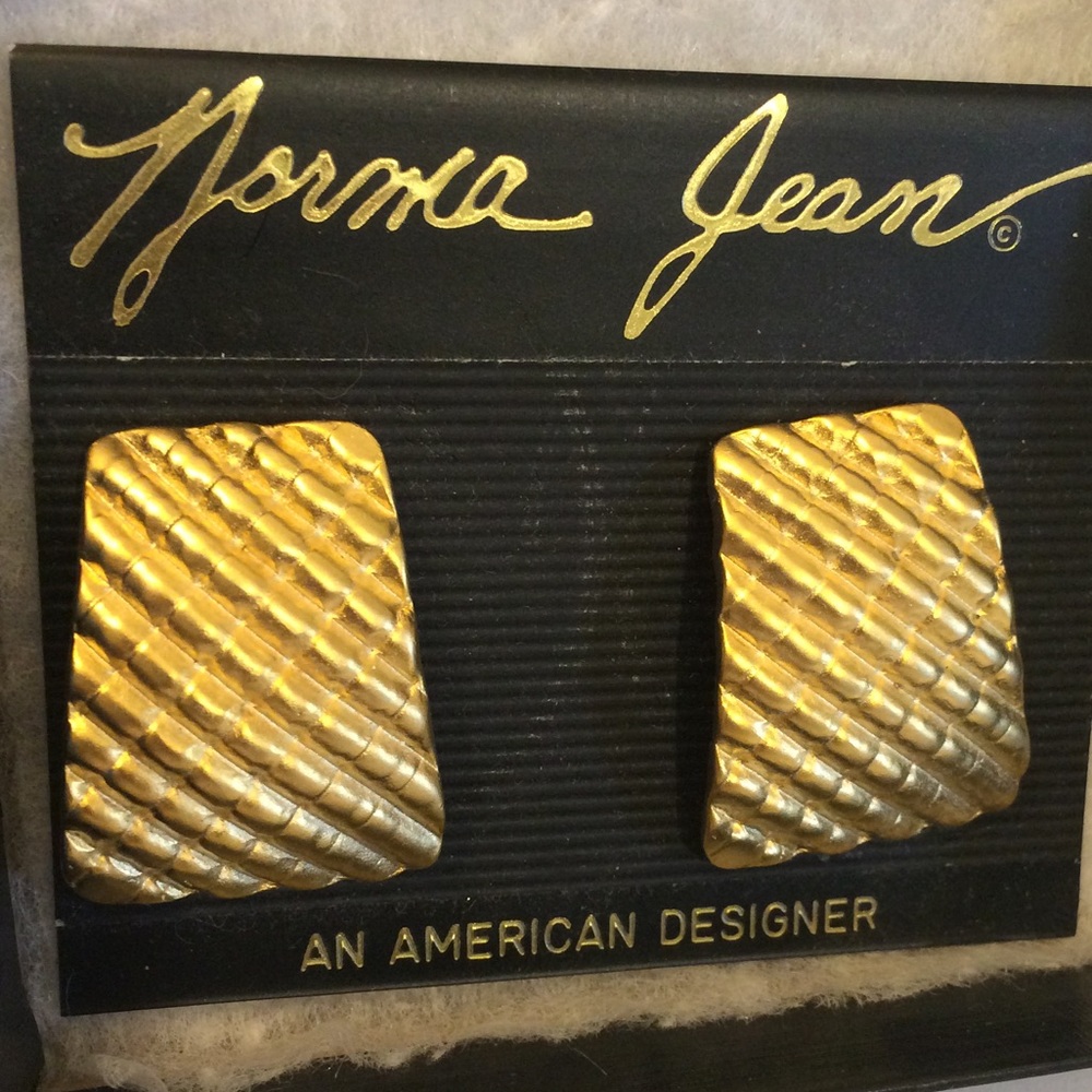 BEAUTIFUL VINTAGE GOLDTONE TEXTURED CLIP-ON EARRINGS